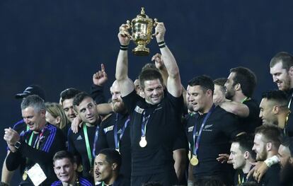 Richie McCaw, capitán de Nueva Zelanda, levanta el trofeo de campeones.