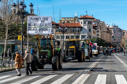 Agricultores y ganaderos de Cantabria durante una concentración en Santander.