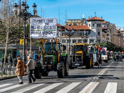 Agricultores y ganaderos de Cantabria durante una concentración en Santander.