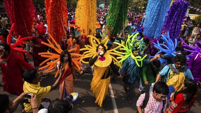 En su corta vida, Roopbaan organizó campañas de concienciación, de atención médica sobre VIH/sida y enfermedades de transmisión sexual, publicó libros con poemas de autores gais y llevó a cabo un sinfín de actividades. Pero sus miembros tenían especial orgullo del desfile del arcoíris. En la imagen, el desfile de abril de 2015 en medio del pasacalles general con motivo del Pohela Boishakh (año nuevo bengalí).