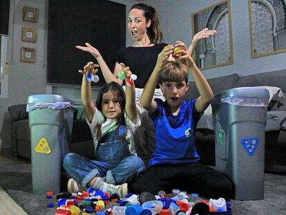 María Tovar y sus hijos, Mario y Jara, con algunos de los desechos plásticos que tiran al contenedor amarillo.