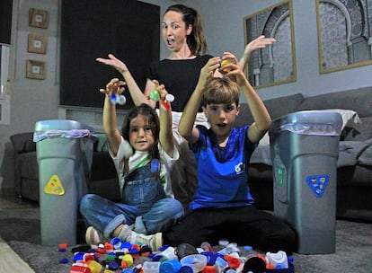María Tovar y sus hijos, Mario y Jara, con algunos de los desechos plásticos que tiran al contenedor amarillo.