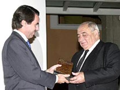 Isidoro Álvarez (a la derecha) recibe el premio de manos del presidente del Gobierno, José María Aznar.