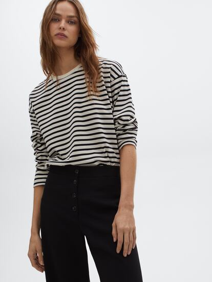 Clásica y confeccionada en algodón orgánico 100%, nada puede salir mal con esta camiseta de Massimo Dutti. 29,95€.