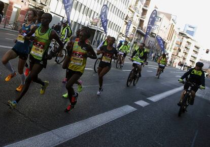 Las atletas durante la Maratón de Madrid en el que han participado 35.500 corredores.