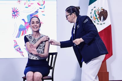 Claudia Sheinbaum, recibe una vacuna este martes durante una rueda de prensa en Palacio Nacional de la Ciudad de México.