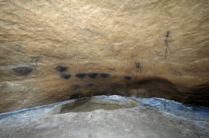 Triángulos y figuras antropomorfas en la Sala de las Pinturas.