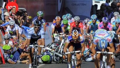 Muchos ciclistas se vieron involucrados en una caída al final de la séptima etapa de la vuelta.