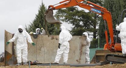 T&eacute;cnicos trabajando en la descontaminaci&oacute;n del Ciemat.