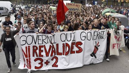 Cerca de un millar de estudiantes de distintos institutos de Mallorca han participado en Palma en una manifestación contra la reválida de la LOMCE.