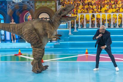 Ramón García con un dinosaurio, una de las mascotas del nuevo 'Grand Prix'.