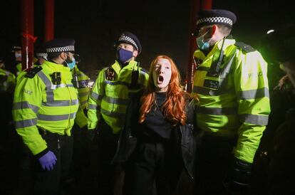 La policía de Londres arresta este sábado a una de las manifestantes en la vigilia por Sarah Everard