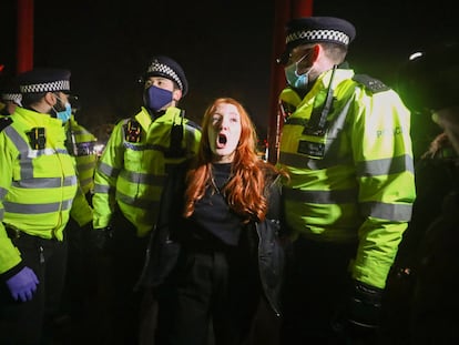 La policía de Londres arresta este sábado a una de las manifestantes en la vigilia por Sarah Everard