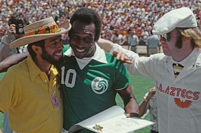 Sergio Mendes, con el futbolista Pelé y Elton John en Los Ángeles, en julio de 1977.