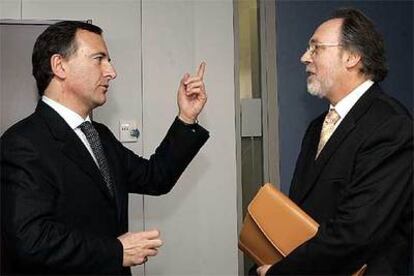 El comisario de Justicia, Franco Frattini, conversa con Dick Marty (derecha) ayer en la Comisión Europea en Bruselas.