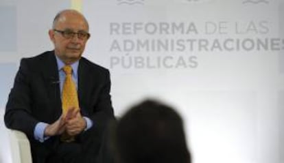 El ministro de Hacienda y Administraciones Pblicas, Cristbal Montoro, durante su participacin en una mesa de trabajo sobre la reforma de las administraciones pblicas, que aprobar el viernes el Consejo de Ministros, celebrada esta ma?ana en el Palacio de la Moncloa.