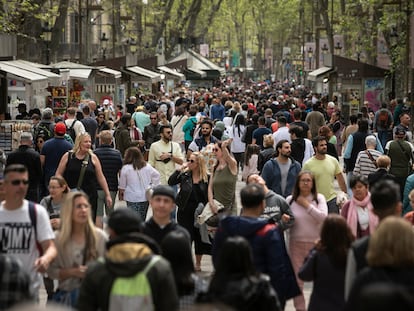 Las Ramblas de Barcelona repletas de turistas durante las vacaciones de Semana Santa