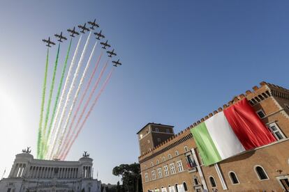 El equipo acrobático italiano Frecce Tricolori pasa por la plaza de Venecia de Roma, con motivo del Día de las Fuerzas Armadas italianas, el lunes 4 de noviembre de 2019.