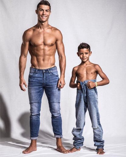 Ronaldo también posee una colección de ropa para hombres y niños. En la imagen aparece posando junto a su hijo, que le acompañó en uno de los posados de la campaña publicitaria de la firma.