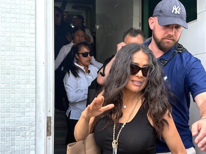 Salma Hayek saliendo de un café en Veracruz.