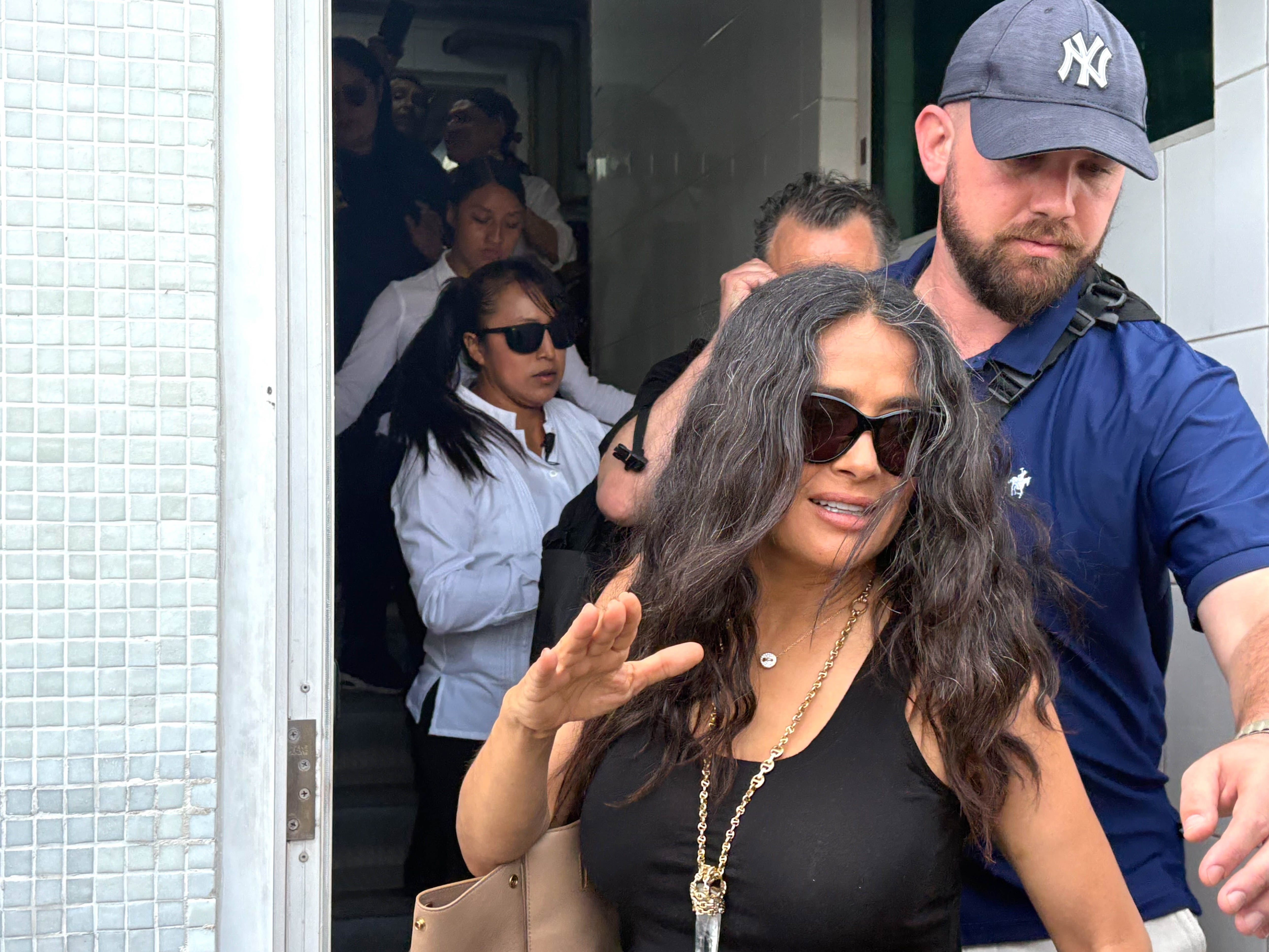 Un lechero, Catemaco y un polémico viaje en helicóptero: Salma Hayek y Angelina Jolie se pasean por Veracruz 1 Salma Hayek saliendo de un café en Veracruz.