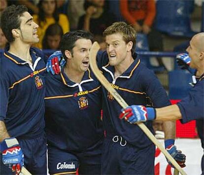 Alberto Rodriguez (centro) celebra un gol junto a Sergio Perez (izquierda) y Lluis Sala (derecha).