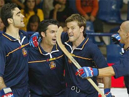 Alberto Rodriguez (centro) celebra un gol junto a Sergio Perez (izquierda) y Lluis Sala (derecha).