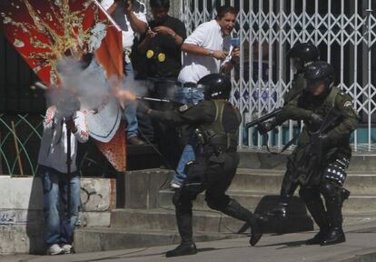 Un antidisturbios dispara gas lacrim&oacute;geno contra manifestantes en La Paz (Bolivia) durante las protestas del 10 de mayo.