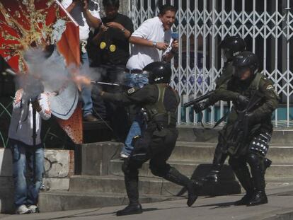 Un antidisturbios dispara gas lacrimógeno contra manifestantes en La Paz (Bolivia) durante las protestas del 10 de mayo.