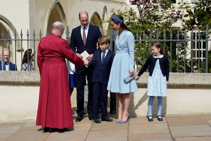 Los duques de Cambridge saludan al decano de Windsor, el reverendo David Conner, a su salida de la capilla de San Jorge.
