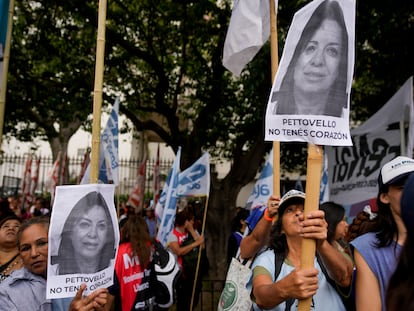 Manifestantes llevan fotografías de Sandra Petovello durante una protesta en Buenos Aires, en febrero.