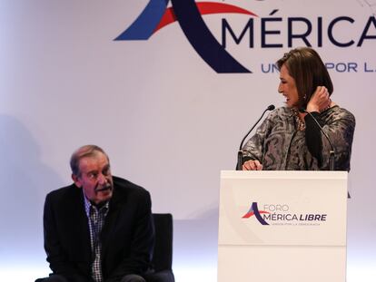 Xóchitl Gálvez y Vicente Fox durante el Foro América Libre en Ciudad de México, el 26 de octubre.