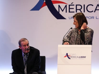 Xóchitl Gálvez y Vicente Fox durante el Foro América Libre en Ciudad de México, el 26 de octubre.