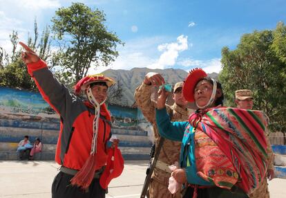 Campesinos de la comunidad de Urubamba, en el departamento de Cusco, en la sierra sur de Perú, acuden a votar.  El voto es obligatorio para todo peruano mayor de 18 años y menor de 70, so pena de sanciones que van de los 18 a los 72 soles (entre 6 y 26 euros), según el nivel económico del infractor