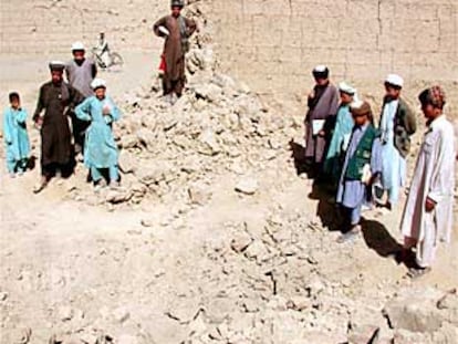 Habitantes de Kabul contemplan el cráter provocado por una bomba.