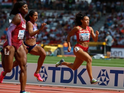 Bestué, a la derecha, durante la serie de 100m en Budapest.