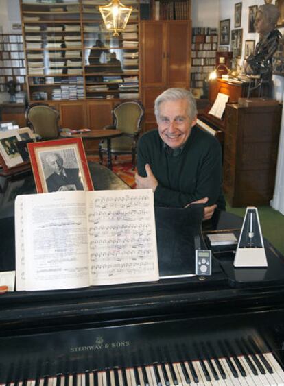 El pianista Joaquín Achúcarro, en su estudio de Leioa (Vizcaya).