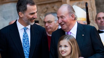 El rey Felipe VI junto a su padre, Juan Carlos I, y la princesa Leonor en Palma de Mallorca, en abril de 2018.