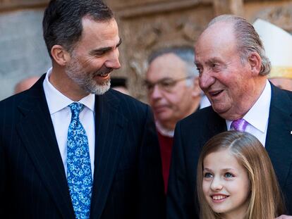 El rey Felipe VI junto a su padre, Juan Carlos I, y la princesa Leonor en Palma de Mallorca, en abril de 2018.