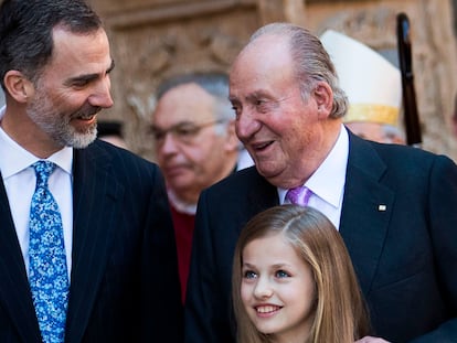 King Felipe VI of Spain stands with his father Juan Carlos I (r) and one of his daughters Princess Leonor in 2018.