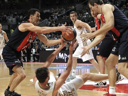 Prigioni trata de robar un balón a Begic.