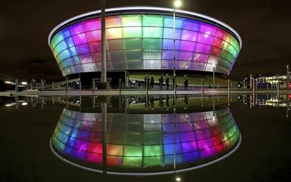 Vista del edificio SSE Hydro indoor arena, a orillas del río Clyde, iluminado con los colores de la bandera del Orgullo Gay para el mes de la historia LGBT, en Glasgow (Escocia).