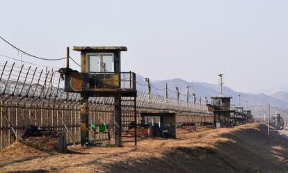 This photo taken on February 12, 2017 shows South Korean guard posts along military barbed wire fence in the border city of Paju near the Demilitarized Zone (DMZ) dividing the two Koreas.
Built to keep out migrants, traffickers, or an enemy group, border walls have emerged as a one-size-fits-all response to the vulnerability felt by many societies in today's globalized world, says an expert on the phenomenon.
Practically non-existent at the end of World War II, by the time the Berlin Wall fell in 1989 the number of border walls across the globe had risen to 11.
That number has since jumped to 70, prompted by an increased sense of insecurity following the September 11, 2001 attacks in the United States and the 2011 Arab Spring, according to Elisabeth Vallet, director of the Observatory of Geopolitics at the University of Quebec in Montreal (UQAM).

This image is part of a photo package of 47 recent images to go with AFP story on walls, barriers and security fences around the world. More pictures available on afpforum.com / AFP PHOTO / JUNG Yeon-Je