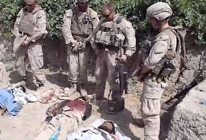 Imagen del vídeo en el que cuatro 'marines' orinan sobre tres cadáveres en Afganistán.
