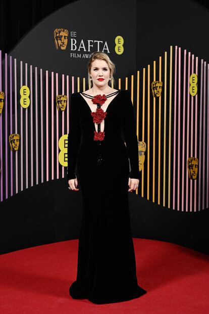 La directora Emerald Fennell, cuyo filme 'Saltburn' estaba nominado en la categoría de mejor película británica, de negro y con flores, uno de los detalles protagonistas de la noche. El vestido es de Armani.