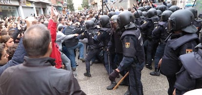 Cargas en un colegio de Girona el 1-O.