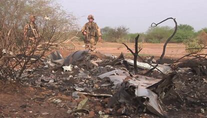 Dos soldados franceses inspeccionan el lugar del siniestro en la regi&oacute;n de Gossi, ciudad maliense fronteriza con Burkina Fasso