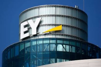 El logo de EY en la torre Titania, su sede en Madrid.