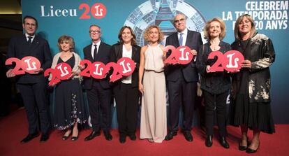 D'esquerra a dreta: el director general de la Fundació del Gran Teatre del Liceu, Valentí Oviedo; la ministra de Sanitat, Consum i Benestar Social en funcions, María Luisa Carcedo; el ministre de Cultura en funcions, José Guirao; l'alcaldessa de Barcelona, Ada Colau; la presidenta del Congrés dels Diputats, Meritxell Batet; el president de la Fundació del Gran Teatre del Liceu, Salvador Alemany; la consellera de cultura, Mariàngela Vilallonga, i la presidenta de la Diputació de Barcelona, Núria Marín, en la celebració del 20è aniversari de la reobertura del Gran Teatre del Liceu, a Barcelona.