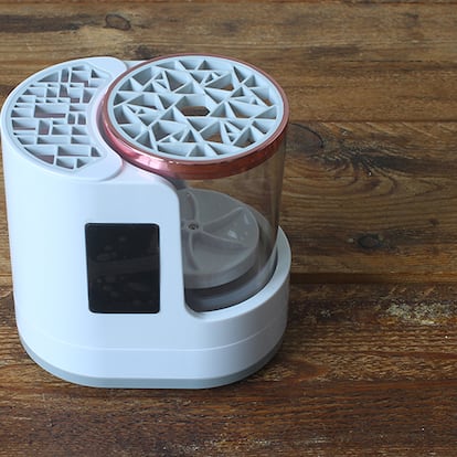 Limpiador para brochas de maquillaje sobre una mesa de madera.